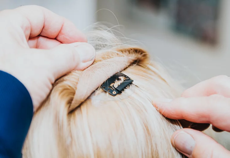 Einfache Befestigung des Haarteils